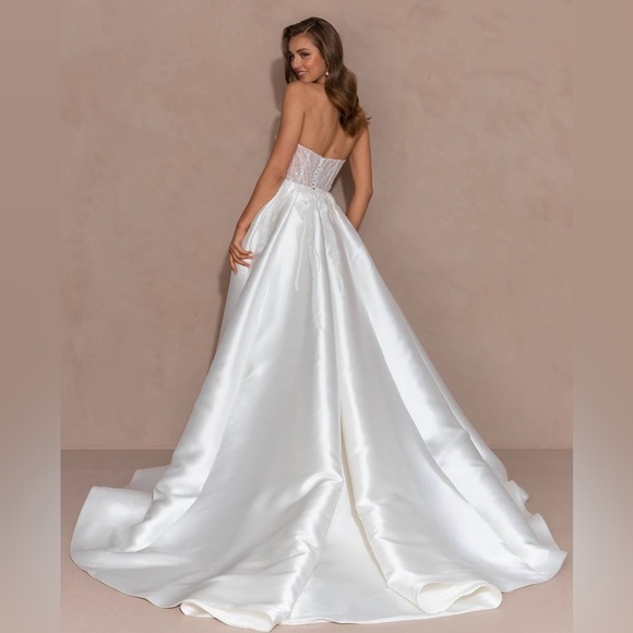 Brand new unaltered and unworn wedding dress - Picture 2 of 6